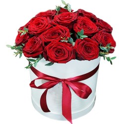 Коробочка №33 (15 красных роз Ред Наоми с зеленью)