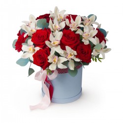 Коробочка из красных роз Ред Наоми и белых Орхидей №22