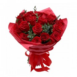Букет их 21 красной розы Фридом с зеленью в упаковке №13