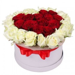 Коробочка №56 (31 белая роза Аваланш и красная роза Ред Наоми)
