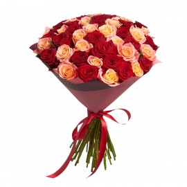 Букет №321 (51 красная роза Ред Наоми и розово-оранжевая роза Мисс Пигги)