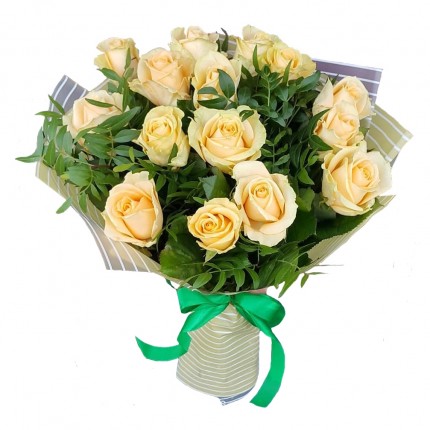 Букет №357 (15 кремовых роз Аваланш Пич с зеленью)