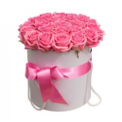 Коробочка с 25 розовыми розами Ревайвал №25