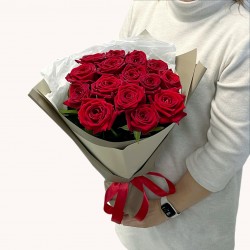 Букет №269 (15 красных роз Ред Наоми с декоративной упаковкой)