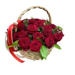 Корзинка №30 (25 красных роз Ред Наоми с зеленью)