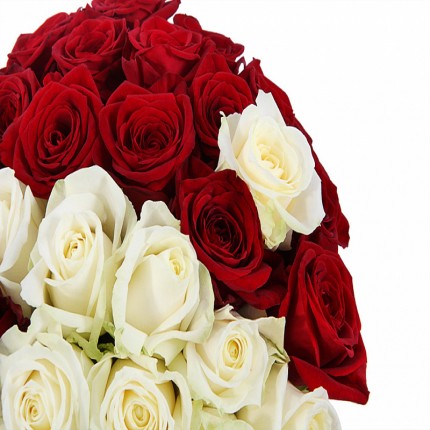 Цветочное сердце из 29 белых и красных роз №2