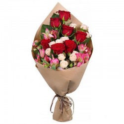 Букет из красной розы, кустовой розы и альстромерии в упаковке №243