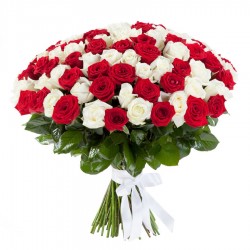 Букет №16 (101 белая роза Аваланш и красная роза Ред Наоми)