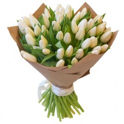 Букет №134 | 51 белый тюльпан в декоративной упаковке