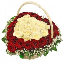 Корзинка из 51 красной розы Ред Наоми и белой розы Аваланш №44