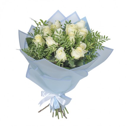 Букет №164 (15 белых роз Аваланш с зеленью)