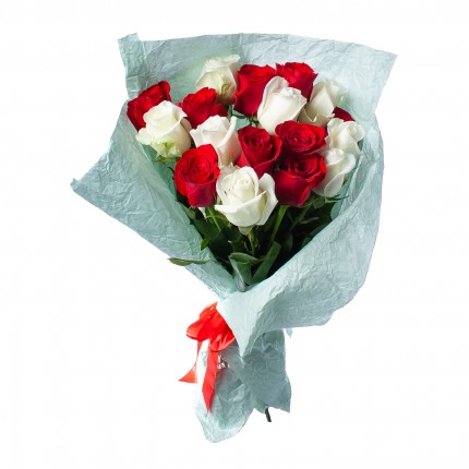Букет из 17 красных роз Фридом и белых роз Мондиаль в упаковке №352