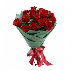 Букет из 15 красных роз Фридом с зеленью №21