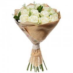 Букет из 15 белых роз Аваланш с зеленью в упаковке №39