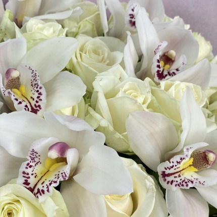 Букет №29 (Белые розы с Орхидеями)