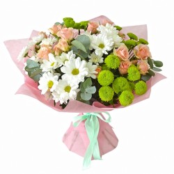 Букет кустовой розы, белой и зеленой хризантемы в упаковке №302