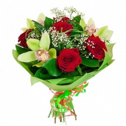 Букет №42 (Красные розы, Орхидея с гипсофилой в упаковке)