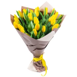 Букет №143 | 25 желтых тюльпанов в декоративной упаковке