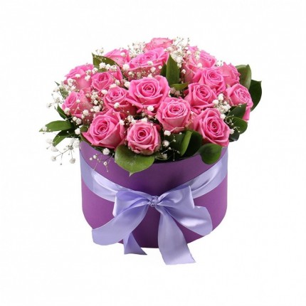 Коробочка с 25 розовыми розами Ревайвал с гипсофилой №58