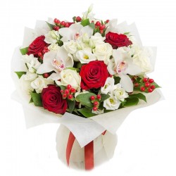 Букет из белых и красных роз, Эустомы и Орхидеи в упаковке №279