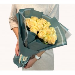 Букет №356 (15 кремовых роз Аваланш Пич с декоративной упаковкой)