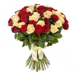 Букет №115 (51 красная роза Ред Наоми и кремовая роза Аваланш Пич)