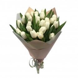 Букет №135 | 25 белых тюльпанов в декоративной упаковке