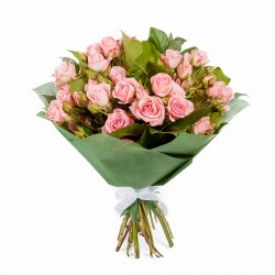 Букет из розовых кустовых роз с зеленью №288