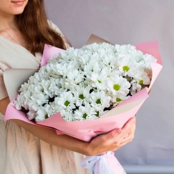 Букет №296 (Белая кустовая хризантема в декоративной упаковке