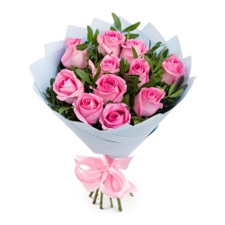 Букет из 11 розовых роз Ревайвал с зеленью в упаковке №282