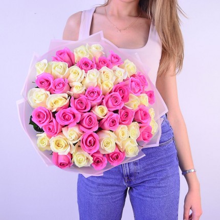 Букет №280 (51 белая и розовая роза в декоративной упаковке)