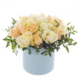 Коробочка из 21 белой розы Аваланш и Кремовой розы Аваланш Пич №59